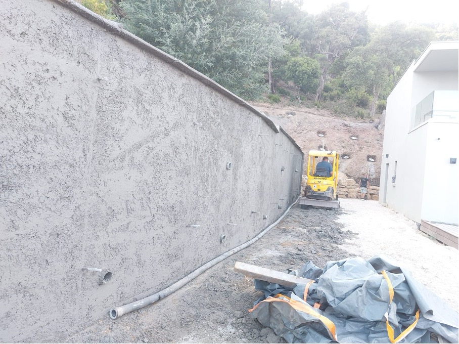 Mur de soutènement en béton projeté entre deux propriétés au Lavandou